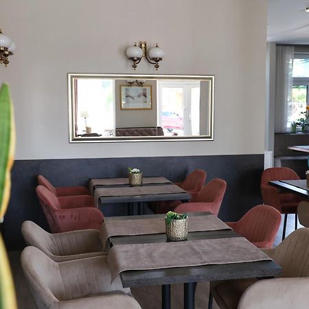 Komárom Hotel Forras מראה חיצוני תמונה