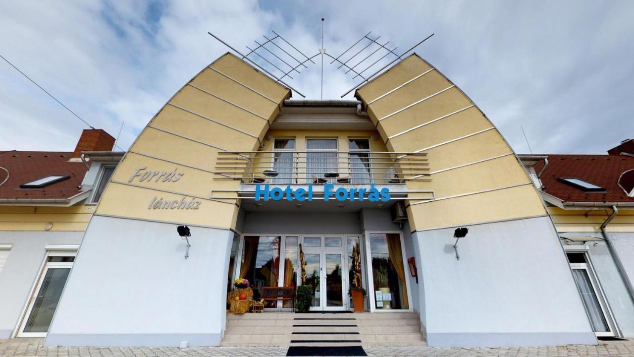 Komárom Hotel Forras מראה חיצוני תמונה