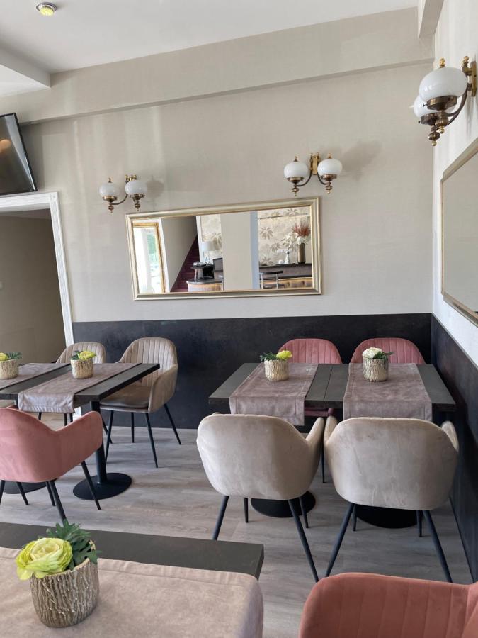 Komárom Hotel Forras מראה חיצוני תמונה
