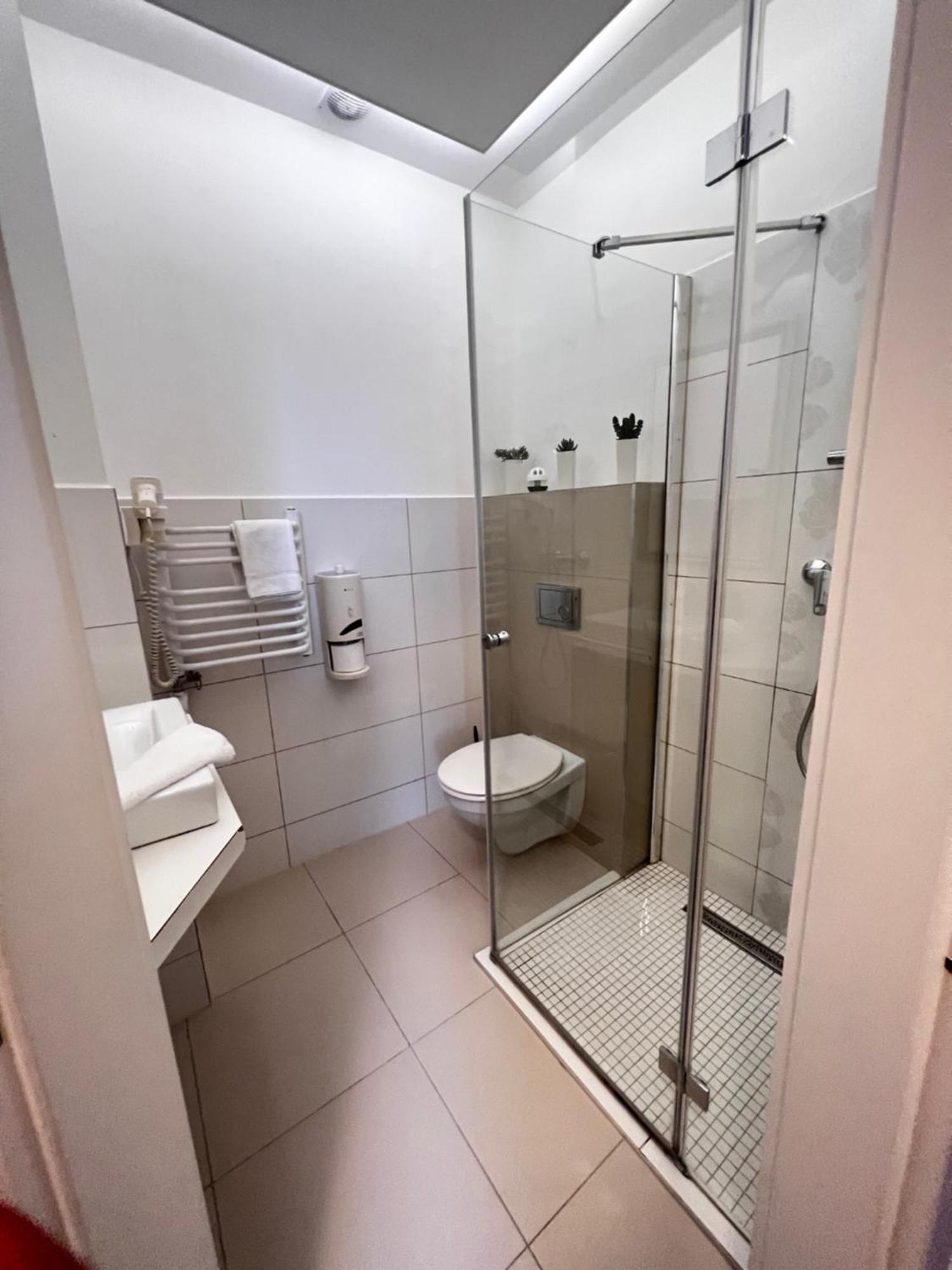 Komárom Hotel Forras מראה חיצוני תמונה