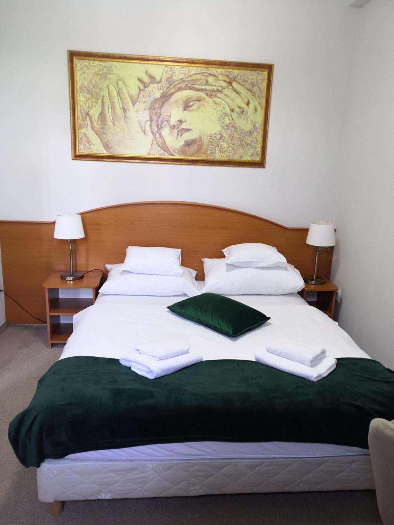 Komárom Hotel Forras מראה חיצוני תמונה