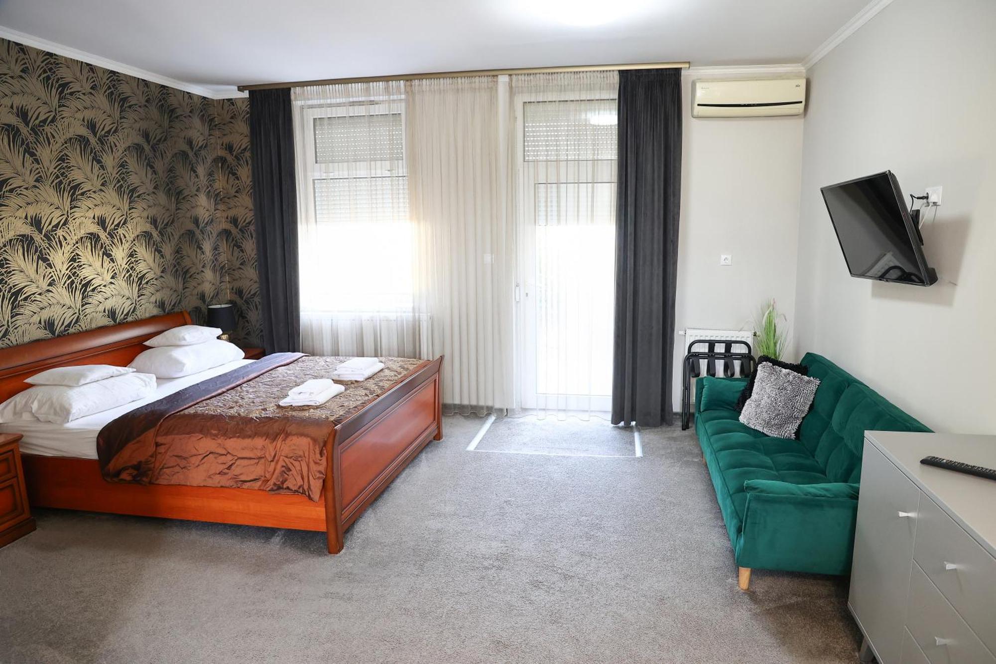 Komárom Hotel Forras מראה חיצוני תמונה