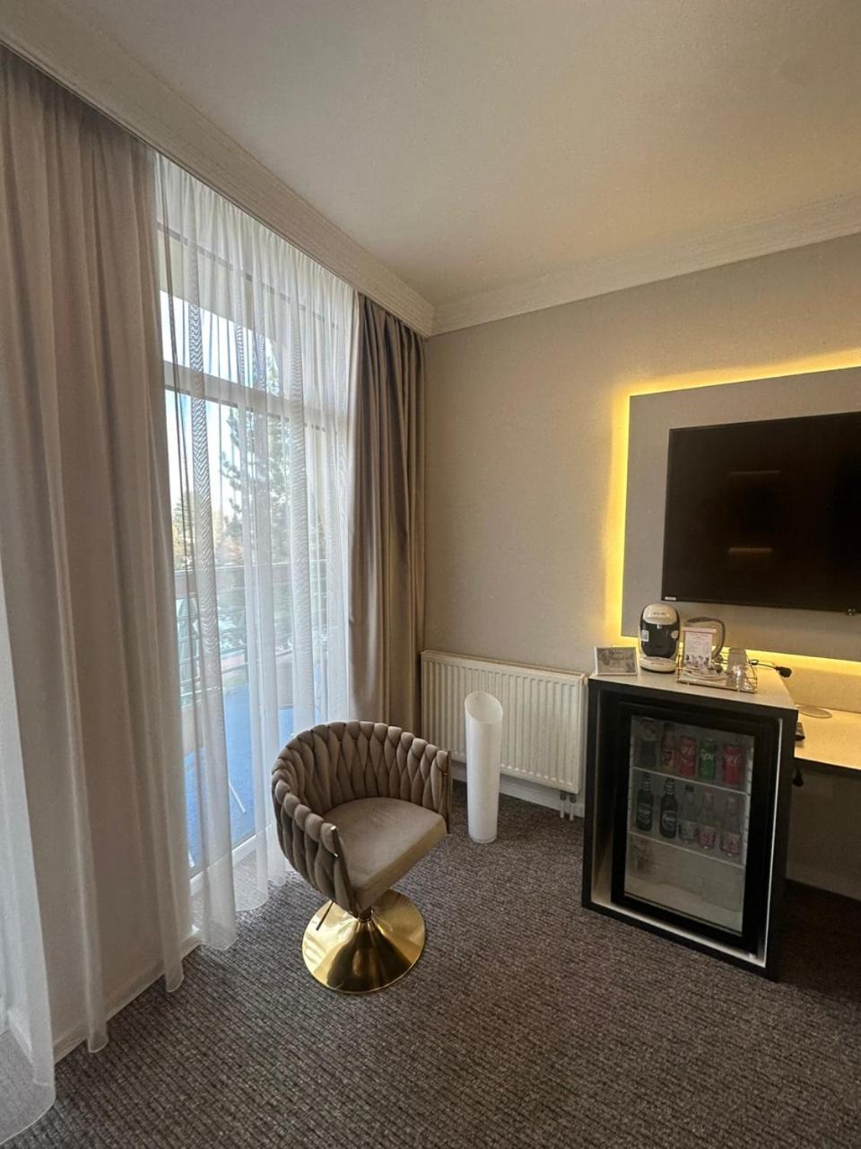 Komárom Hotel Forras מראה חיצוני תמונה