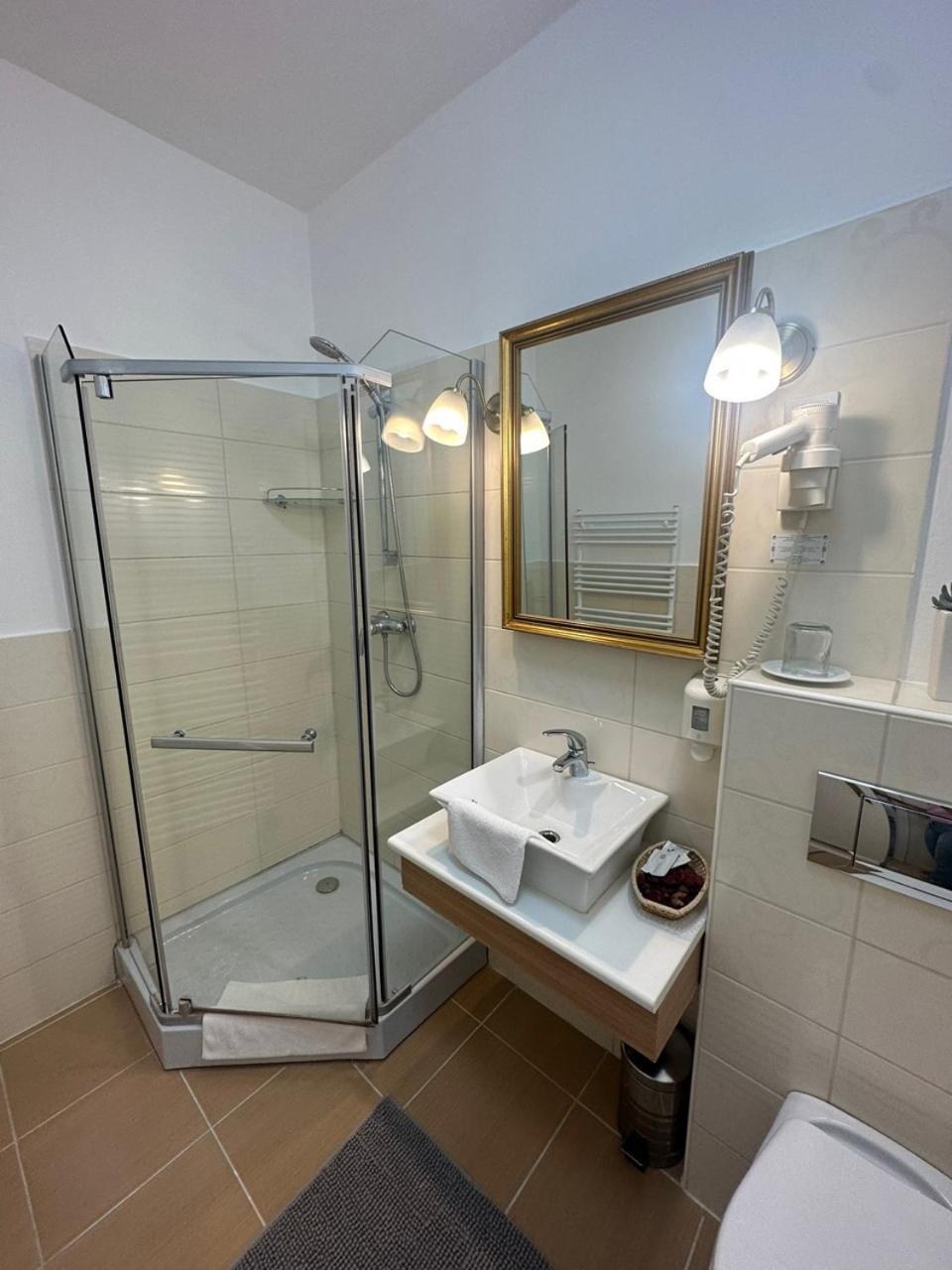 Komárom Hotel Forras מראה חיצוני תמונה