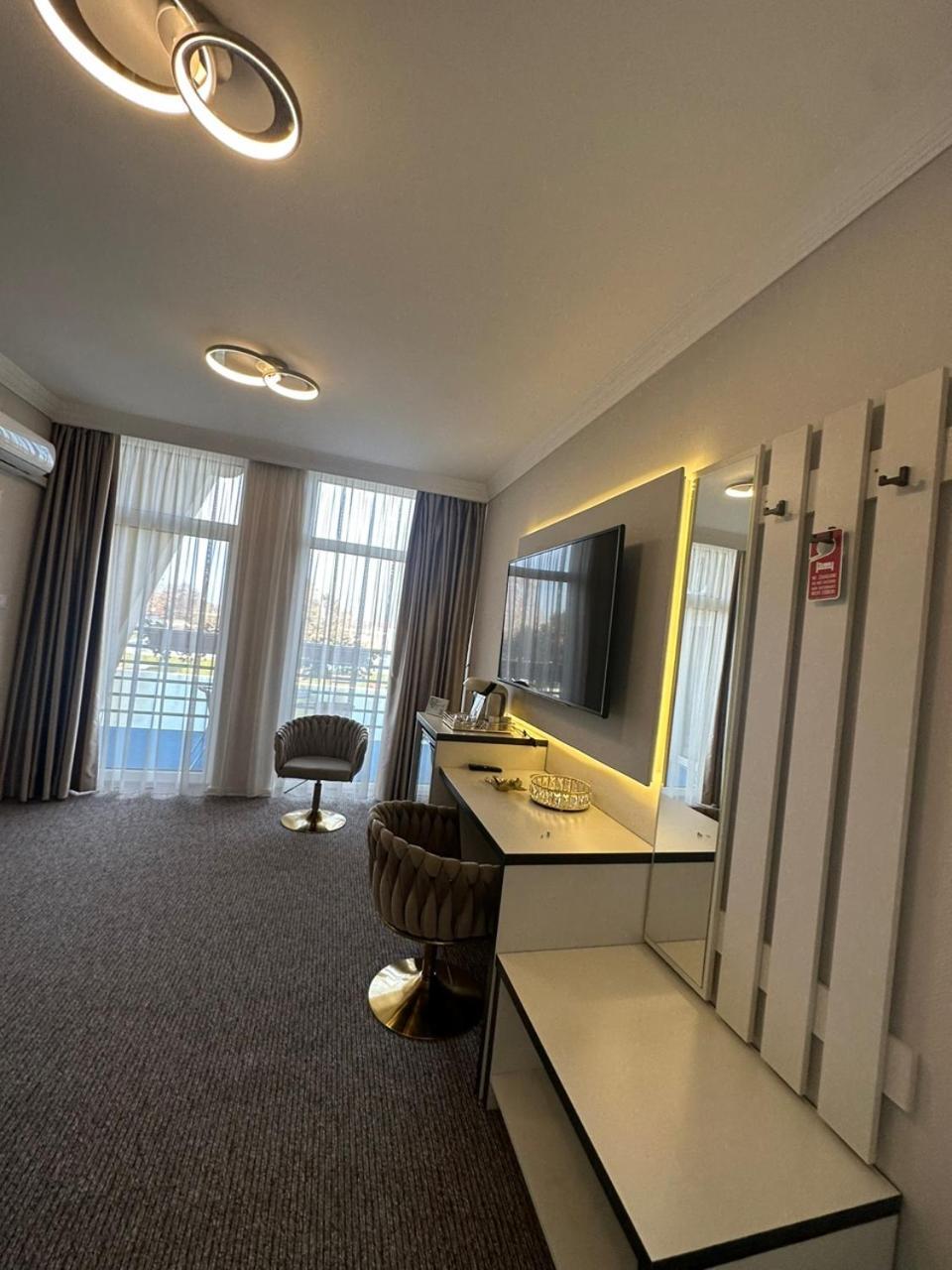 Komárom Hotel Forras מראה חיצוני תמונה