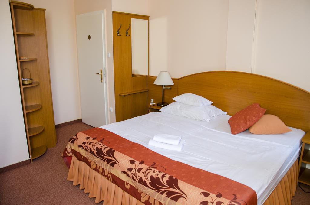 Komárom Hotel Forras מראה חיצוני תמונה