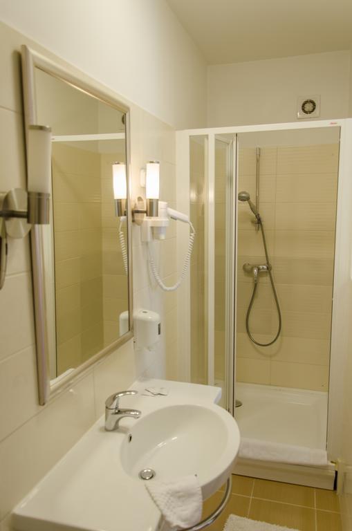 Komárom Hotel Forras מראה חיצוני תמונה