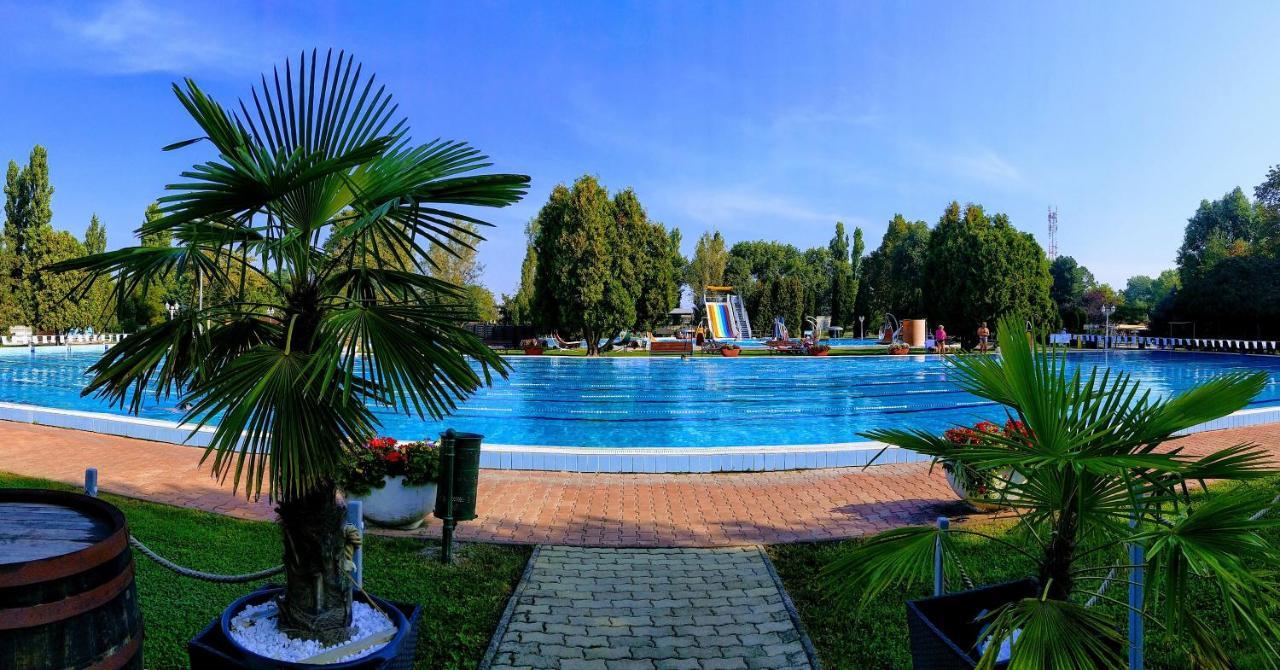 Komárom Hotel Forras מראה חיצוני תמונה