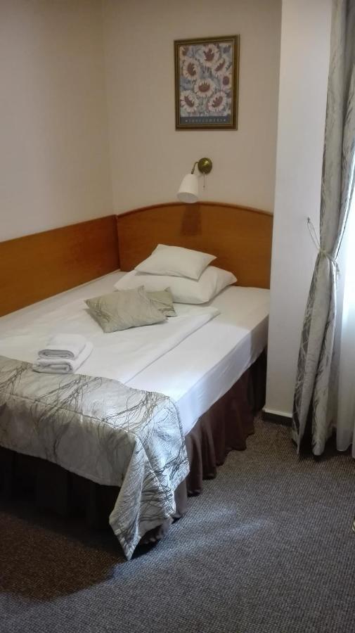 Komárom Hotel Forras מראה חיצוני תמונה